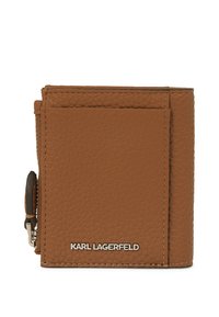 Portafoglio in pelle marrone con finitura testurizzata, scomparti per carte, tasca con zip e logo in argento sul davanti. Design compatto e rettangolare.