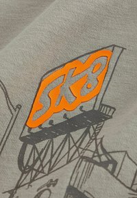 Next RELAXED FIT SHORT SLEEVE GRAPHIC STANDARD - T-shirt con stampa - cement skate