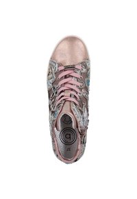 Jednoduchá růžová teniska s vyšitými květinovými vzory, růžovými tkaničkami, metalickou špičkou a bočním zipem, pohled shora na bílém pozadí.