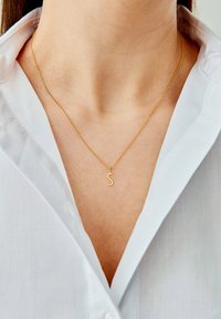 Design Letters HALSKETTE MIT KLEIN INITIAL CHARM GOLD (A-Z) - Halskæder - gold-coloured