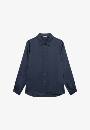 Blusa de manga larga en azul marino con cuello puntiagudo y seis botones frontales, hecha de una tela suave y ligeramente brillante.