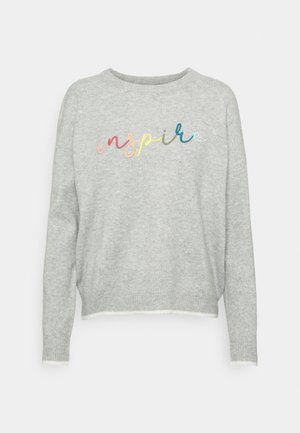 Pull en maille gris clair avec le mot "inspire" brodé en écriture cursive multicolore sur la poitrine.