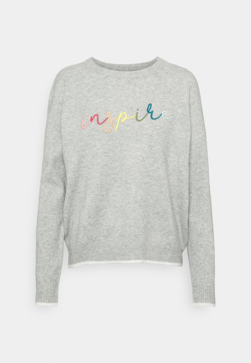 Pull en maille gris clair avec le mot "inspire" brodé en écriture cursive multicolore sur la poitrine.