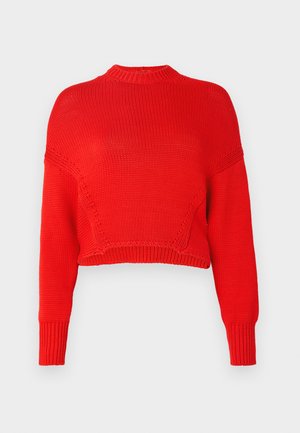 Rød kortermet genser laget av teksturert strikket stoff, med høy hals og lange ermer med ribbestrikkede mansjetter. Ingen distinkte mønstre eller detaljer.