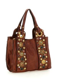 Borsa a tracolla in pelle marrone con due manici, decorata con borchie decorative dorate, nere, rosse e turchesi e circolari.