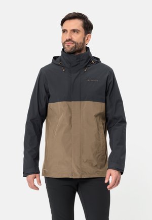 Waterdichte jas met capuchon, voorzien van een kleurblokontwerp in donkergrijs en khaki, gemaakt van een glad, lichtgewicht materiaal.