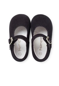 Czarne zamszowe buty typu Mary Jane z okrągłym noskiem, falbaniastymi krawędziami i srebrnym zapięciem. Miękka podszewka dla wygody.