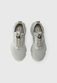 Lys grå sneakers med mesh og metalliske detaljer, der har rund tå, elastiske snørebånd og en polstret sål. Diskret branding på tungen.