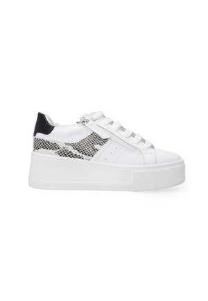 Białe syntetyczne sneakersy z teksturowanym srebrnym akcentem, czarnym piętą, płaską podeszwą i wiązanym przodem. Posiadają zamek błyskawiczny z boku.