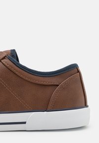 Pier One Tenisky - cognac