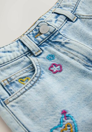 Lyseblå denimjeans med farverige broderede blomster og hjerter nær den forreste lomme og linningens knap.