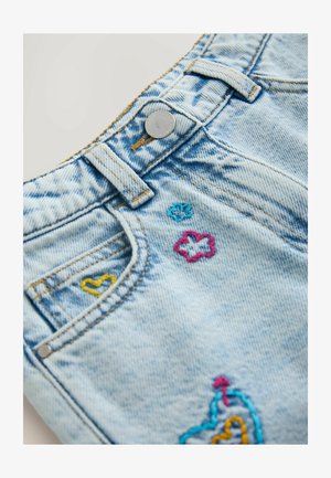 Jeans in denim azzurro chiaro con fiori colorati ricamati e cuori vicino alla tasca anteriore e al bottone della vita.