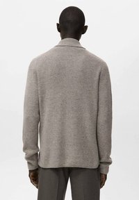 Szary prążkowany kardigan dzianinowy z kołnierzem, długimi rękawami i prostym dołem, prezentujący teksturowaną tkaninę bez dodatkowych ozdób.