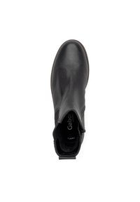Bottine en cuir noir avec une texture lisse, panneau latéral élastique et orteil rond. Étiquetée "Gabor" à l'intérieur de la chaussure.
