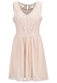 Robe sans manches rose pâle avec un corsage en dentelle, décolleté en V et jupe plissée. Présente un dos en trou de serrure et des détails en dentelle complexes.