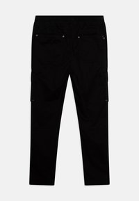 Schwarze Cargo-Hosen mit elastischem Bund, mehreren Taschen und geradem Schnitt. Aus einem strapazierfähigen Stoff gefertigt, mit silbernen Hardware-Akzenten.