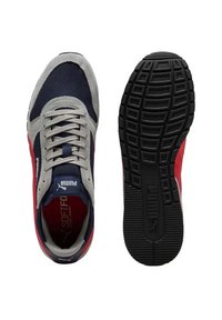 Zapatillas de hombre con parte superior de malla en color navy, acentos de ante gris y superposiciones sintéticas rojas. Suela de goma texturizada con un diseño en el patrón.