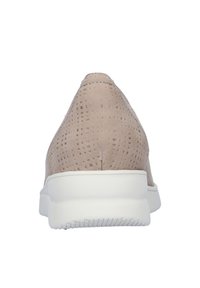 Beige geperforeerde sneakers met een gladde afwerking, witte zool en textuurdetails op de bovenkant. Geronde vorm en subtiele stiksels.