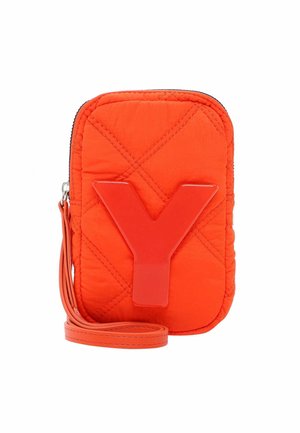 Gequiltigde oranje nylon schoudertas met een grote rode plastic "Y" accenten, met een ritssluiting en een bijpassende strap.