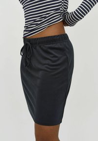 mbyM FLORRIE SHORT-M - Fustă în formă de A - black