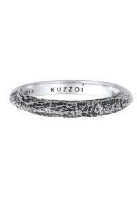 Anello in argento texturizzato con finitura martellata, caratterizzato da una forma leggermente irregolare. All'interno è inciso "KUZZOI" e ".925" per autenticità.