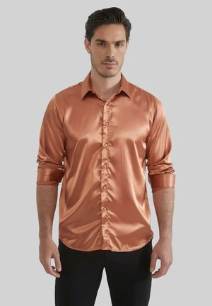Chemise en satin de couleur rouille avec un col classique, fermeture à boutons à l'avant et manches longues retroussées au niveau des poignets, présentant une texture lisse et brillante.