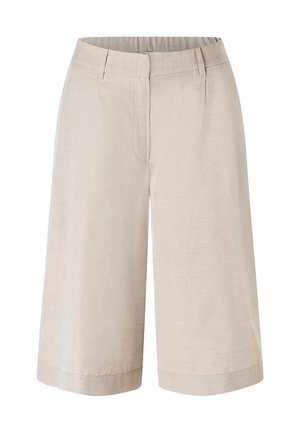 Pantalones cortos beige hasta la rodilla, confeccionados a medida con presillas para cinturón, cremallera frontal y textura de tejido suave.