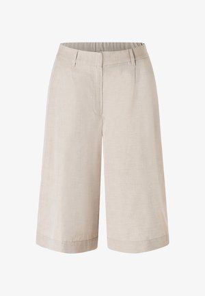 Pantalones cortos beige hasta la rodilla, confeccionados a medida con presillas para cinturón, cremallera frontal y textura de tejido suave.