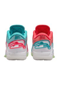 Sneaker mit weißer Basis, verziert mit türkis- und roten Akzenten. Die Rückseite zeigt kontrastierende Nähte und Gummisohlen mit strukturierter Oberfläche.