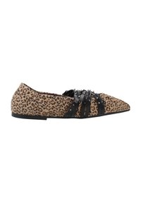 Ballet flat con stampa leopardata, punta affilata, dettagli neri con borchie e cinturini neri sulla tomaia, realizzate con un tessuto testurizzato.
