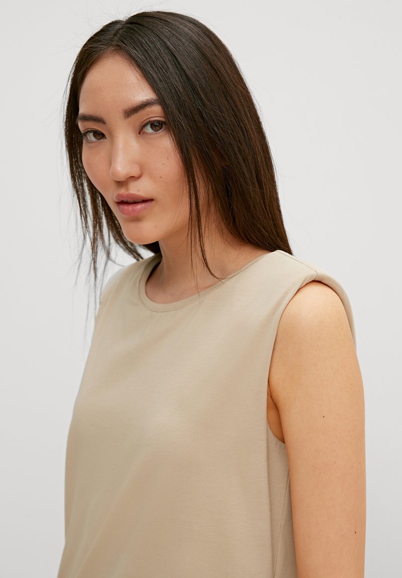 Damen T-Shirts | comma casual identity MIT GEPOLSTERTEN SCHULTERN Top beach sand/beige - WC42010 Damen T-Shirts | comma casual identity MIT GEPOLSTERTEN SCHULTERN Top beach sand/beige - WC42010