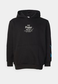 Černá mikina s kapucí vyrobená z bavlněné směsi s přední kapsou. Na rukávech má bílý text a modré motýlí motivy. Kapuce s nastavitelným stahováním.