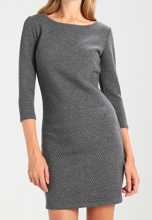 Grijs aansluitend jurk met driekwartmouwen, textuurstof met een ruitpatroon, ronde halslijn en een rechte silhouet.