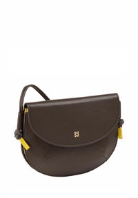 Borsa in pelle marrone con forma arrotondata, patta pieghevole e logo dorato. Accenti gialli decorano la tracolla, aggiungendo un tocco di colore.