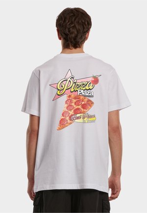 Mann iført hvit T-skjorte med grafikk av en pepperoni-pizzabit, tomat og teksten "Pizza Plaza Best Pizza In Town" på ryggen.