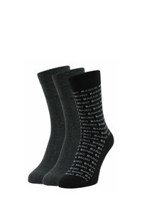 Tre par sokker i forskellige nuancer af mørkegrå. Et par har et gentaget tekstmønster, mens de andre er ensfarvede med ribbede manchetter.