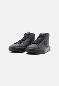 Zapatillas altas negras de cuero con un acabado texturizado, diseño de cordones y una suela de goma resistente, con un cierre lateral y detalle de logo.