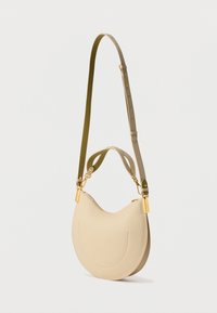 Opásková kabelka z opálené kůže s zaobleným tvarem, zlatými kovovými doplňky a dvoubarevným popruhem s hladkou texturou a prošíváním.