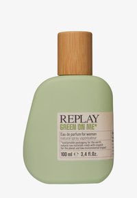 Flacone di profumo verde con forma organica e arrotondata, finitura opaca e tappo in bambù. L'etichetta presenta caratteristiche ecologiche e dettagli sui contenuti.