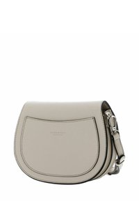 Sac bandoulière en cuir beige à forme incurvée, avec une seule sangle et une poche avant. Comprend un logo embossé et des coutures contrastées.