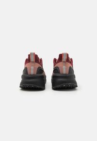 Scarpe sportive rosse e grigie con una tomaia testurizzata, suole in gomma nera a contrasto e alette sul tallone per facilitarne l'indossamento.