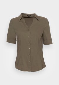 Camisa de manga corta en verde oliva con cuello, cierre frontal con botones y sutiles detalles de costura vertical. Textura de tejido suave.