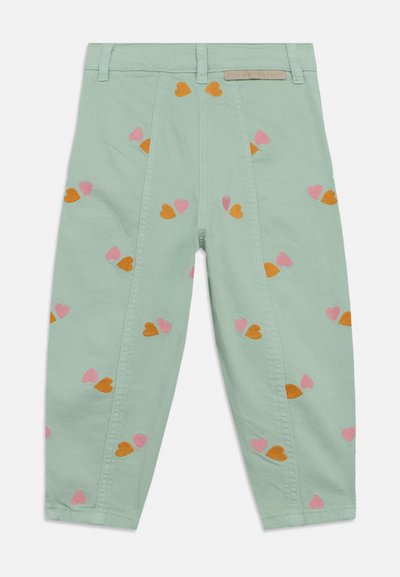 Miętowe zielone spodnie z haftowanymi sercami w kolorach różowym, pomarańczowym i brzoskwiniowym, z plisą z przodu i markową metką na pasku.