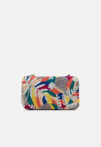 Clutch a perline con motivi floreali multicolori, forma rettangolare, dettaglio in catena argentata e chiusura con zip.