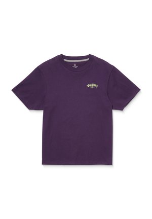 Lila Baumwoll-T-Shirt mit kurzen Ärmeln und einem runden Ausschnitt, versehen mit einem kleinen grünen Grafikdesign im Brustbereich.