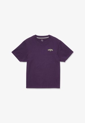 T-shirt en coton violet avec des manches courtes et un col rond, ornée d'un petit design graphique vert au niveau de la poitrine.