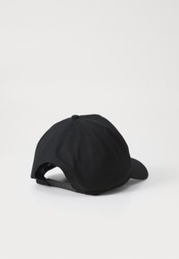 Sort baseball cap med en buet skygge, struktureret stof og justerbar snapback-lukning. Har en rund topknap og syninger.