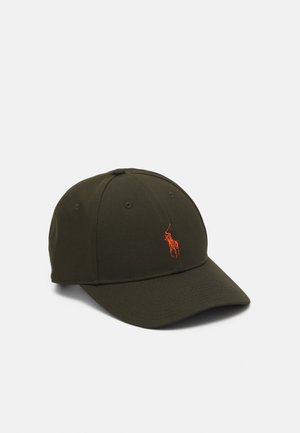 Ciemnozielona czapka z daszkiem typu baseball z zakrzywionym rondem i pomarańczowym, haftowanym logo gracza polo z przodu.