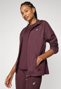 ASICS ROAD PACKABLE JACKET - Windbreaker - dark currant