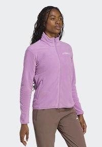 Fleecejacke in helllila mit hohem Kragen, durchgehendem Reißverschluss und dezentem Logo-Detail. Verfügt über lange Ärmel und Seitentaschen.